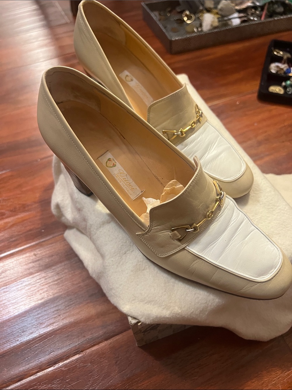 Gucci Cream and White Leather Loafers with Gold Chain